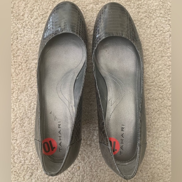 Tahari Gray Snake Wedges, Faux Snakeskin, NWT, Size 10 - Picture 5 of 6